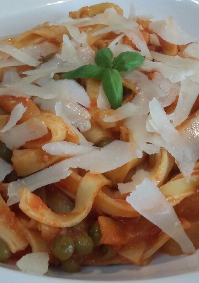 Una foto de Tagliatelle en salsa casera de tomate con piña y pecorino