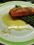 Salmón en salsa holandesa