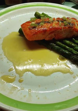 Una foto de Salmón en salsa holandesa