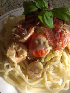 Tejszínes, garnéla spagetti, pestoval, koktél paradicsommal recept fotója