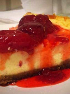 Una foto de New York Cheesecake riquísima! Con Coulis de frutillas!