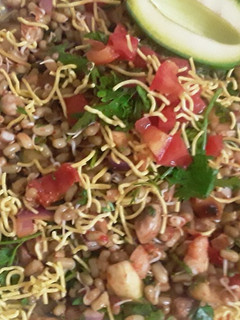 स्प्राउट भेळ (sprout bhel recipe in marathi) रेसिपी चे मुख्य फोटो