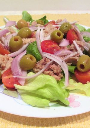Foto principal de Lechuga con bonito del norte y aceitunas verdes manzanilla
