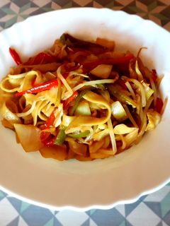 Una foto de Sateado de pasta con verduras (Teriyaki)