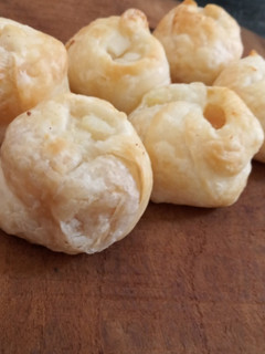 Una foto de Knishes de papa fáciles, con tapas de empanadas sin gluten y veganas