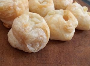 Una foto de Knishes de papa fáciles, con tapas de empanadas sin gluten y veganas