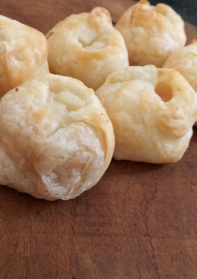 Una foto de Knishes de papa fáciles, con tapas de empanadas sin gluten y veganas