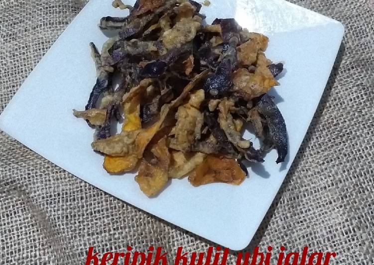 makanan Keripik kulit ubi jalar (kuning dan ungu) yang Lezat Sekali