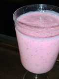 Jugo de fresa, plátano, arándanos con leche