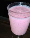 Jugo de fresa, plátano, arándanos con leche