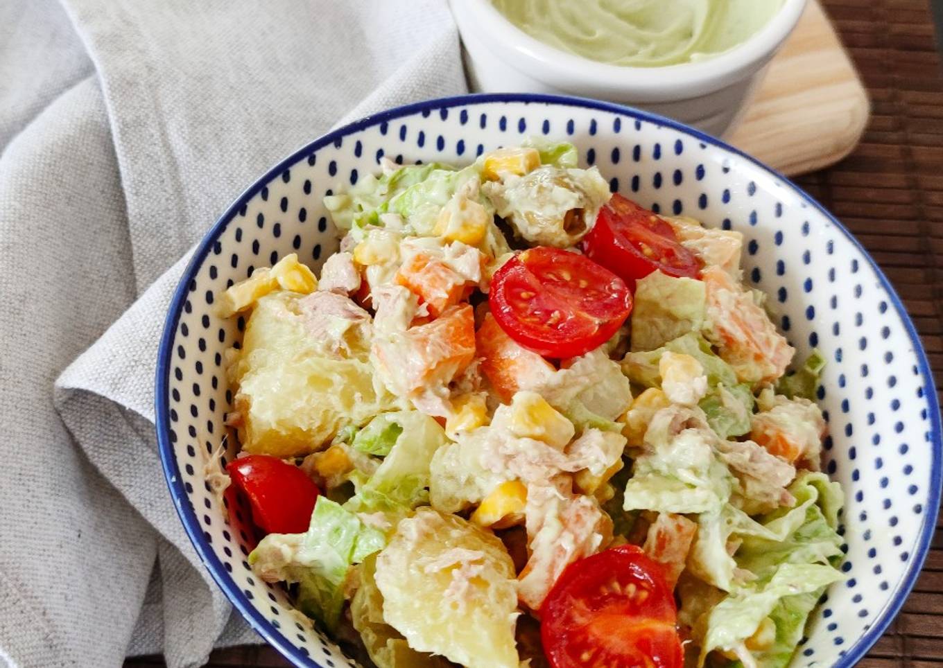 Ensalada de patata con salsa de aguacate