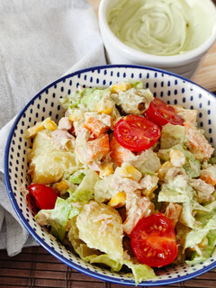 Una foto de Ensalada de patata con salsa de aguacate