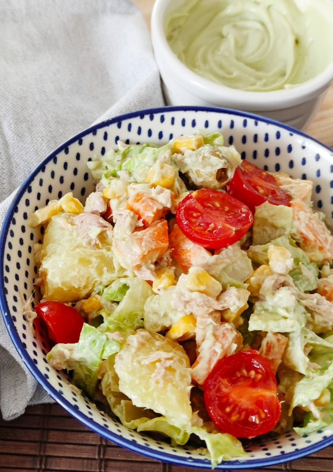 Una foto de Ensalada de patata con salsa de aguacate