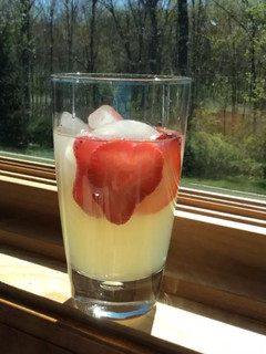 A picture of Homemade Lemonade.
