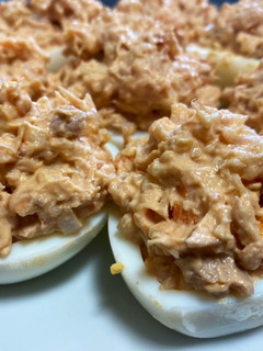 Una foto de Huevos rellenos con gambas