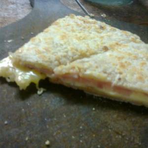 Tostados rellenos de jamón y queso con almidón de mandioca