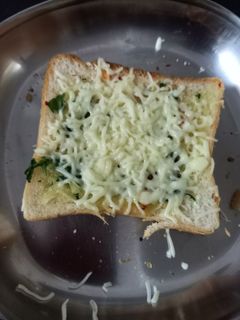 ચીઝ ગાર્લિક બ્રેડ (Cheese Garlic Bread Recipe In Gujarati) રેસીપી મુખ્ય ફોટો