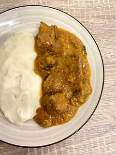 Una foto de Dados de ternera con champiñones y puré de patatas ("Estilo fricandó")