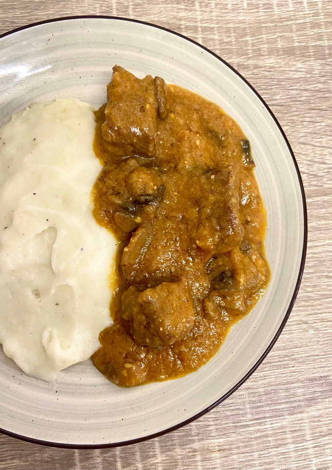 Una foto de Dados de ternera con champiñones y puré de patatas ("Estilo fricandó")