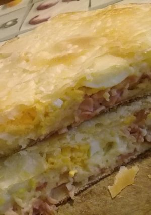 Una foto de Tarta Express de Jamón Queso Cremoso Queso regianito y huevos😊