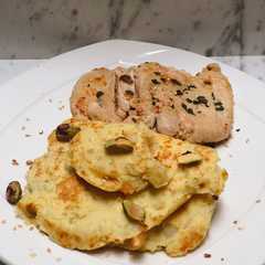 Una foto de Almuerzo basic: Pechuga de pollo salteada con tortilla de papa 🥔