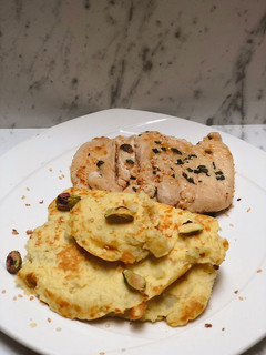 Una foto de Almuerzo basic: Pechuga de pollo salteada con tortilla de papa 🥔