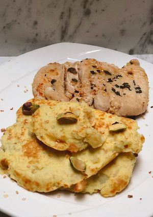 Una foto de Almuerzo basic: Pechuga de pollo salteada con tortilla de papa 🥔