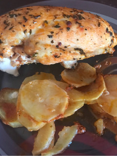 Una foto de Pechuga de pollo al horno especiada con patatas