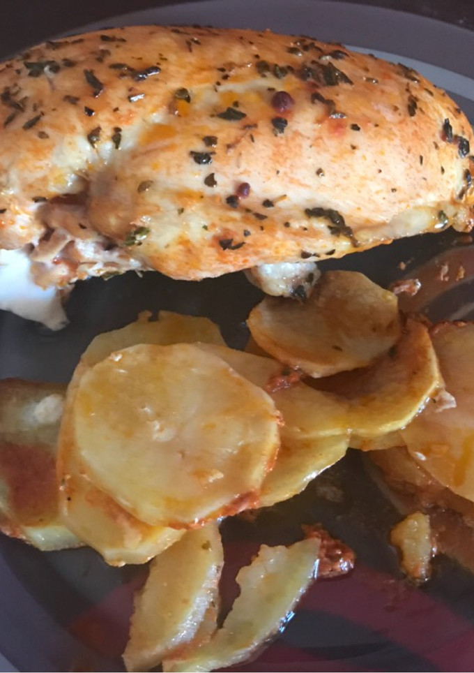 Una foto de Pechuga de pollo al horno especiada con patatas