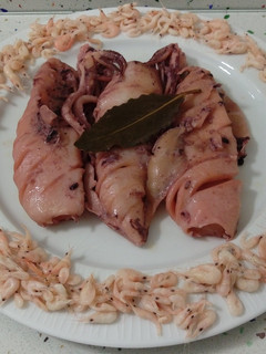 Una foto de Calamares en salsa con camarones