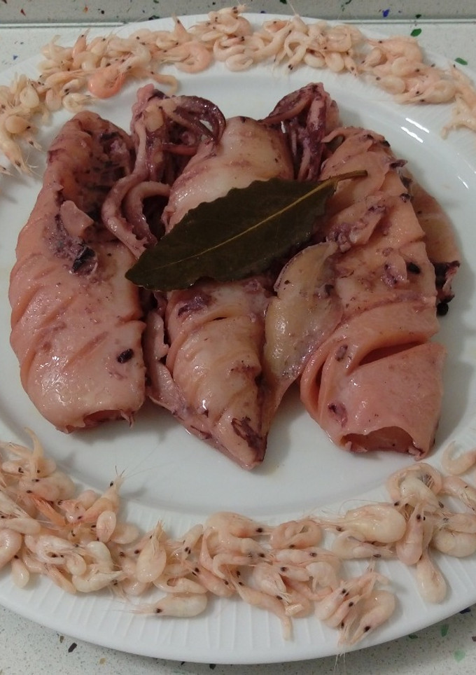 Una foto de Calamares en salsa con camarones