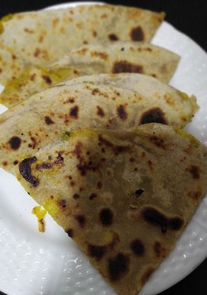 આલુ પરાઠા (Alu paratha recipe in gujarati) રેસીપી મુખ્ય ફોટો
