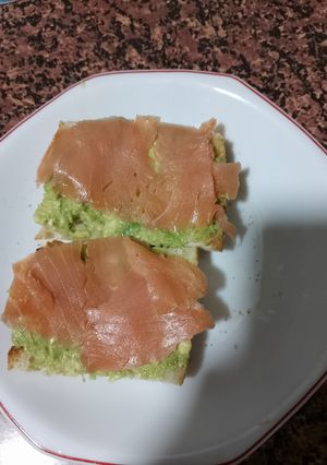 Foto principal de Tostas de salmón ahumado y aguacate