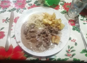 Una foto de Strogonoff de carne