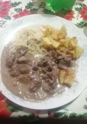 Una foto de Strogonoff de carne