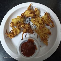 A picture of Aloo lacchha pakoda.