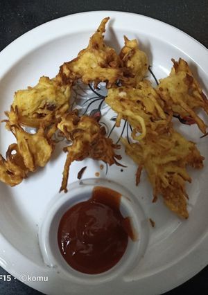A picture of Aloo lacchha pakoda.