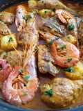 Cazuela mar y montaña de pollo, rape y gambas con sofrito de calamar