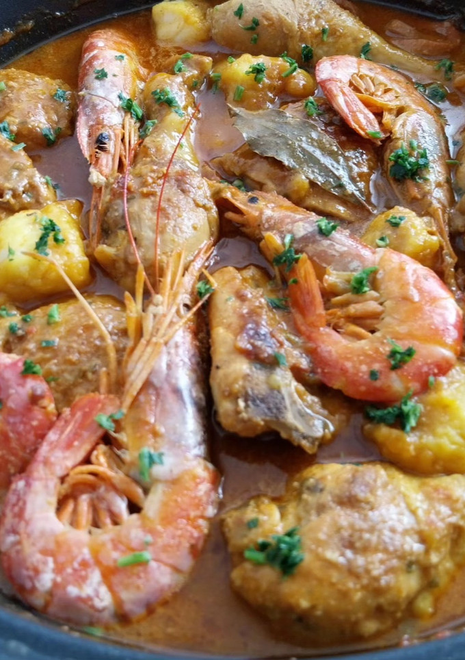 Una foto de Cazuela mar y montaña de pollo, rape y gambas con sofrito de calamar
