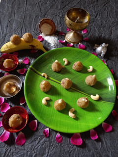 કેળા ના મોદક (Banana Modak Recipe In Gujarati) રેસીપી મુખ્ય ફોટો