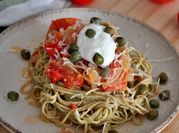 Una foto de pasta con edamame