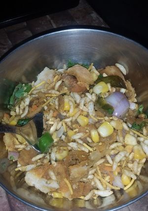 A picture of Samosa chat.