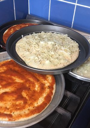 Una foto de Pizza de harina integral y harina blanca
