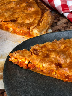 Una foto de Empanada de hojaldre de atún, huevo y tomate