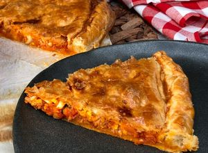 Foto principal de Empanada de hojaldre de atún, huevo y tomate