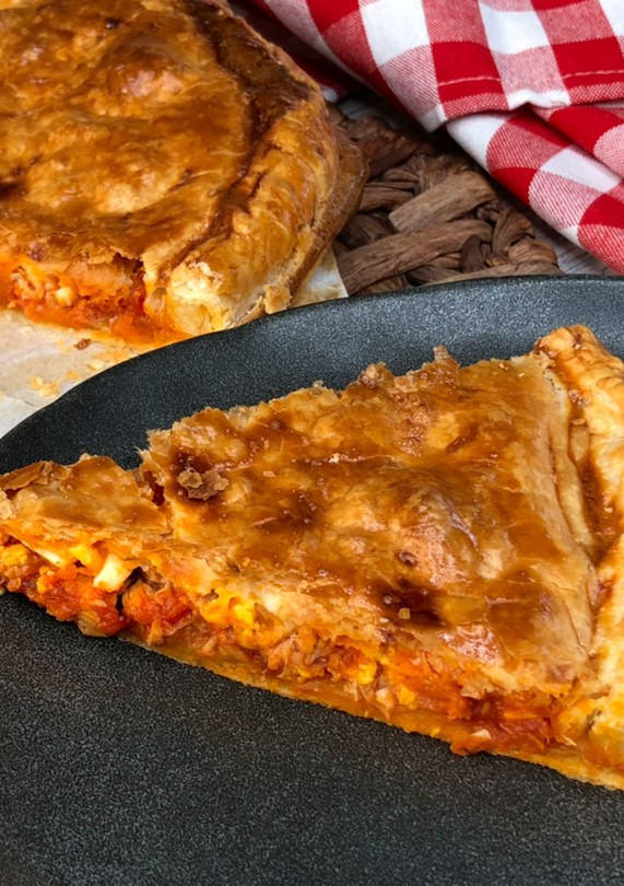 Una foto de Empanada de hojaldre de atún, huevo y tomate
