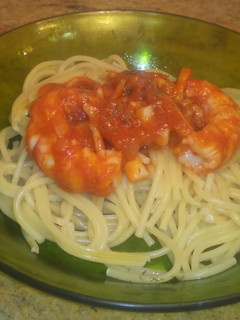 Una foto de Tallarines con gambas