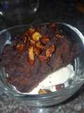 Helado y chocolate con nueces caramelizadas