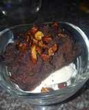 Helado y chocolate con nueces caramelizadas