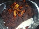 Helado y chocolate con nueces caramelizadas